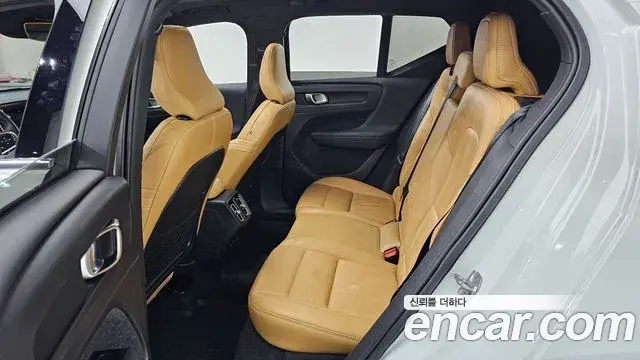 Volvo XC40 2021 — Photo 26/33