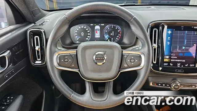 Volvo XC40 2021 — Photo 32/33