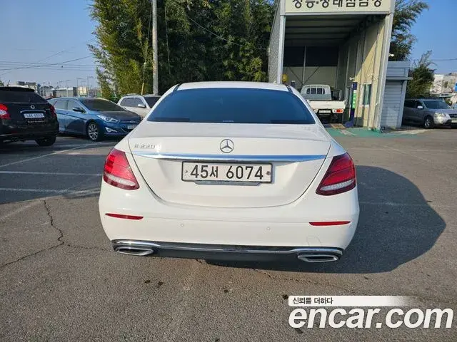 Mercedes-Benz E-Class 2018 — Photo 6/20