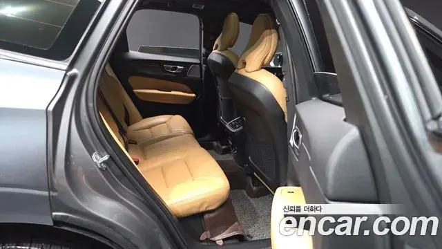 Volvo XC60 2019 — ფოტო 36/37