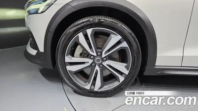 Volvo V60 Cross Country 2019 — Şəkil 12/34