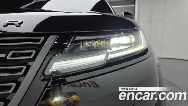 Land Rover Range Rover Velar 2025 — Photo 18/20