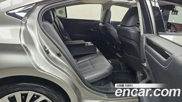 Lexus ES300h 2021 — Şəkil 11/30