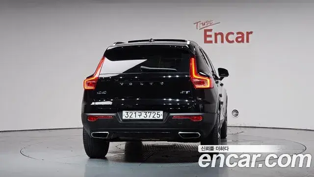 Volvo XC40 2020 — Photo 13/36