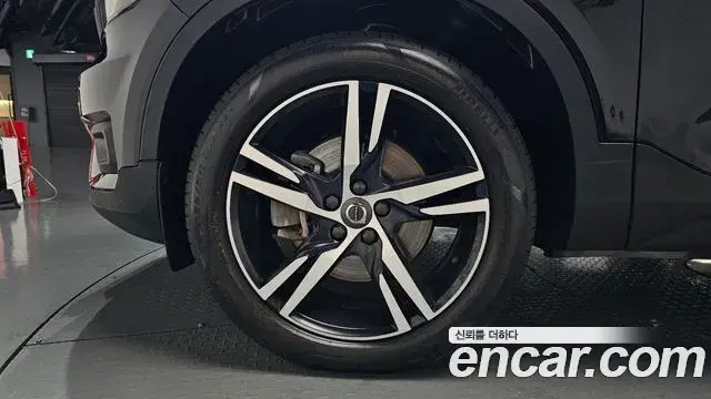 Volvo XC40 2020 — Photo 21/36