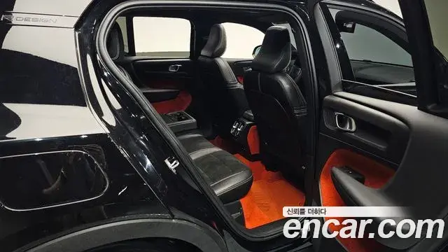 Volvo XC40 2020 — Photo 25/36