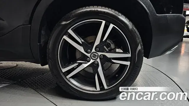 Volvo XC40 2020 — Photo 18/36