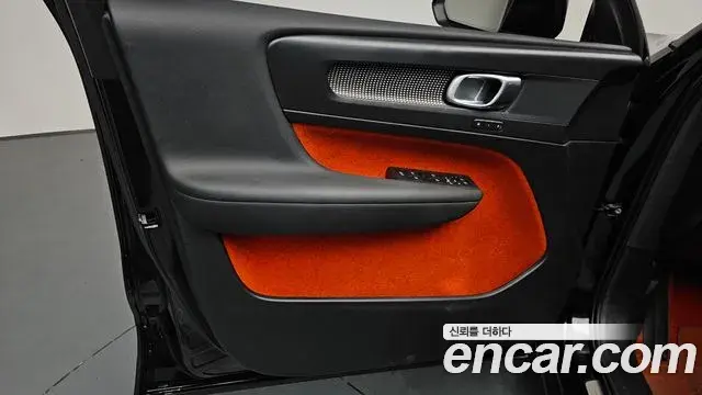 Volvo XC40 2020 — Photo 28/36