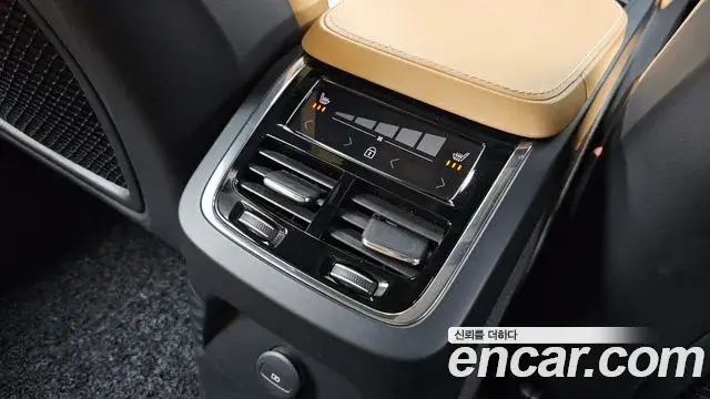 Volvo XC90 2021 — Photo 17/37