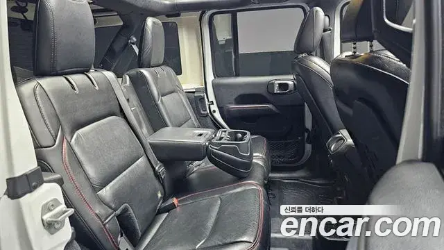 Jeep Wrangler 2019 — ფოტო 13/32