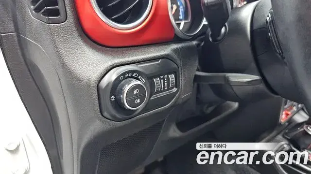 Jeep Wrangler 2019 — ფოტო 28/32
