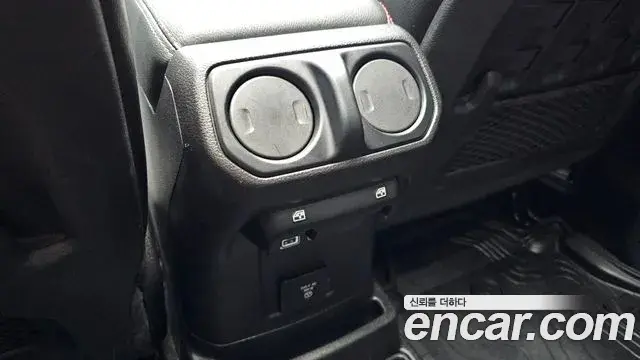 Jeep Wrangler 2019 — ფოტო 25/32