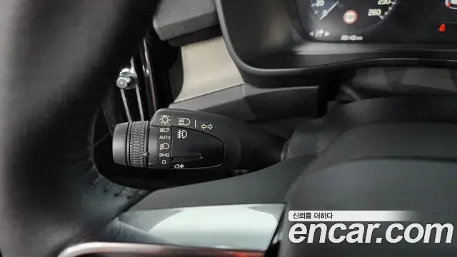 Volvo XC40 2019 — Şəkil 9/33