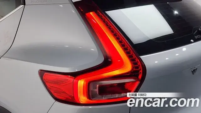 Volvo XC40 2019 — Şəkil 24/33