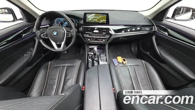 BMW 5 Series 2018 — ფოტო 13/20