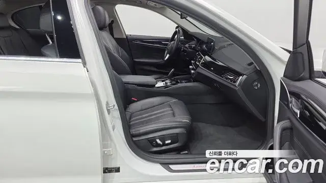 BMW 5 Series 2018 — ფოტო 14/20