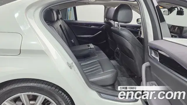 BMW 5 Series 2018 — ფოტო 4/20