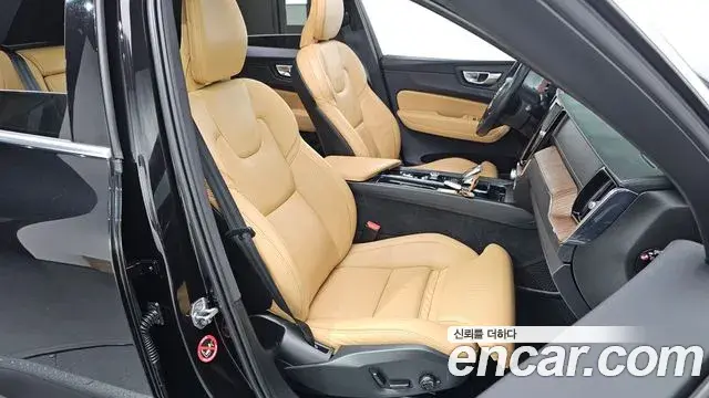 Volvo XC60 2021 — ფოტო 10/20
