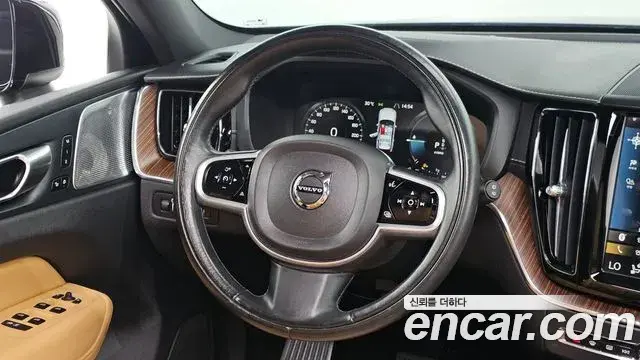 Volvo XC60 2021 — ფოტო 12/20