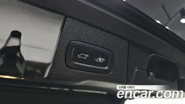 Volvo XC60 2021 — ფოტო 9/20