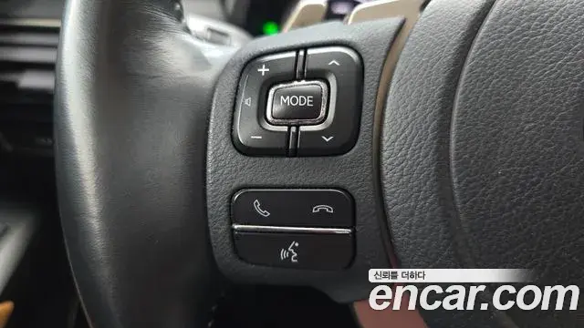 Lexus NX300h 2021 — Photo 27/38