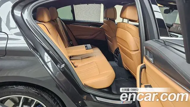 BMW 5 Series 2023 — Şəkil 29/31