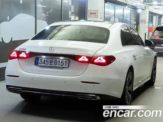 Mercedes-Benz E-Class 2024 — Photo 3/20