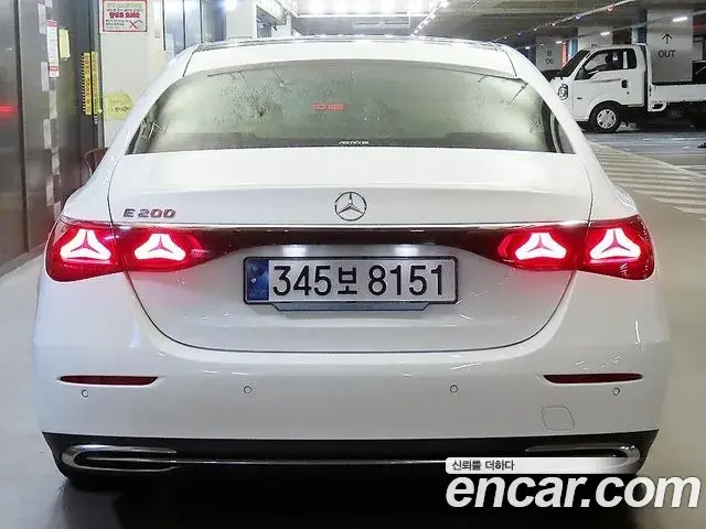 Mercedes-Benz E-Class 2024 — Photo 4/20