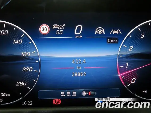 Mercedes-Benz E-Class 2024 — Photo 7/20