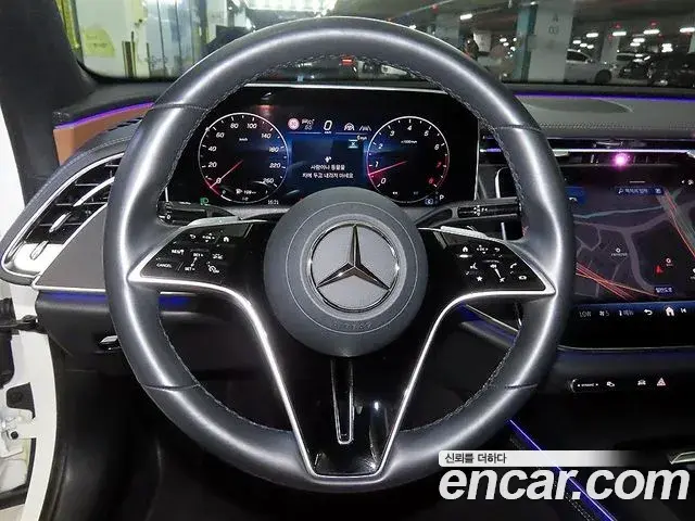 Mercedes-Benz E-Class 2024 — Photo 8/20
