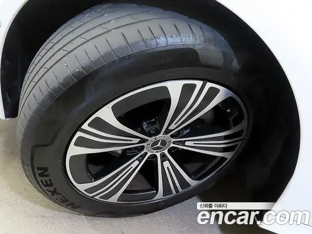 Mercedes-Benz E-Class 2024 — Photo 19/20