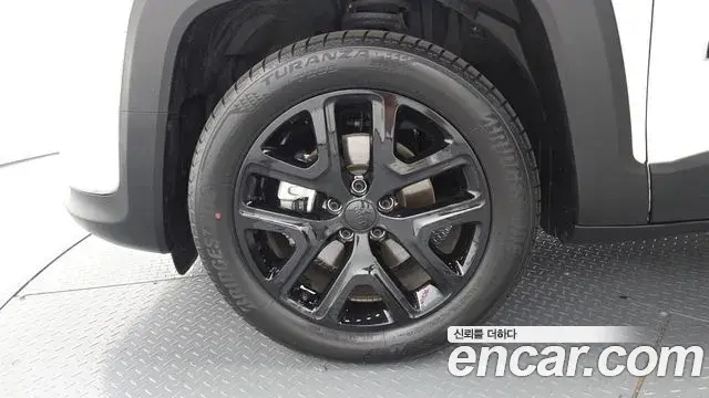 Jeep Renegade 2023 — ფოტო 28/33