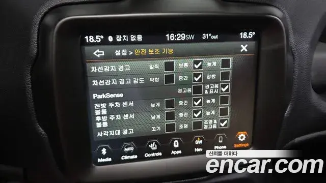 Jeep Renegade 2023 — ფოტო 5/33