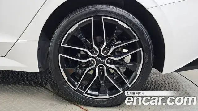 Kia K5 2023 — ფოტო 20/34