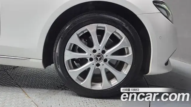 Mercedes-Benz E-Class 2020 — ფოტო 13/34