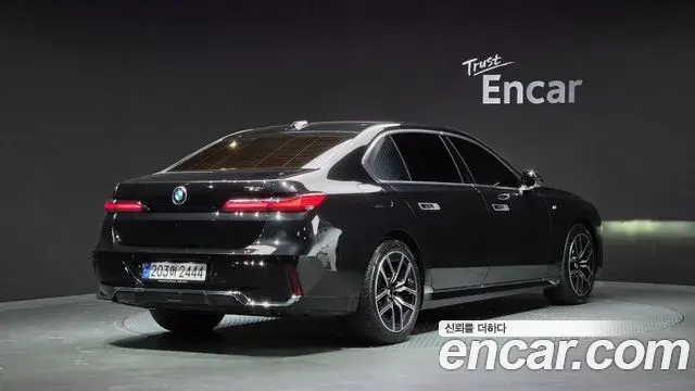 BMW 7 Series 2023 — Photo 7/20