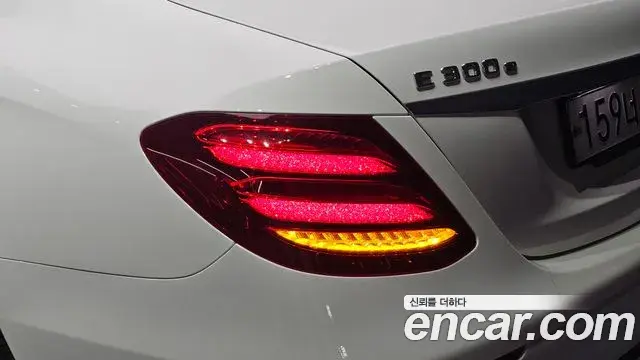 Mercedes-Benz E-Class 2019 — Şəkil 25/32