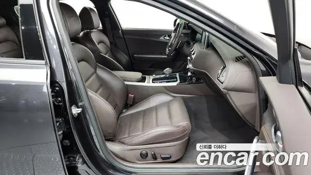 Kia Stinger 2018 — ფოტო 11/36