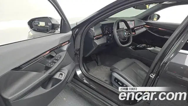 BMW 5 Series 2024 — Photo 10/20
