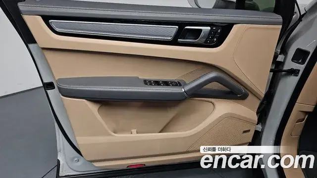 Porsche Cayenne 2023 — Photo 9/33