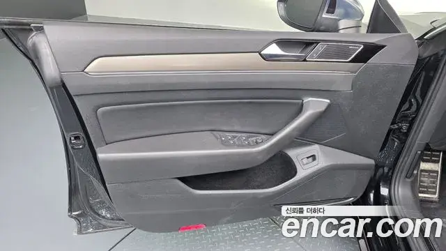 Volkswagen Arteon 2019 — Şəkil 34/36