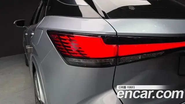 Lexus RX350h 2023 — Photo 15/37