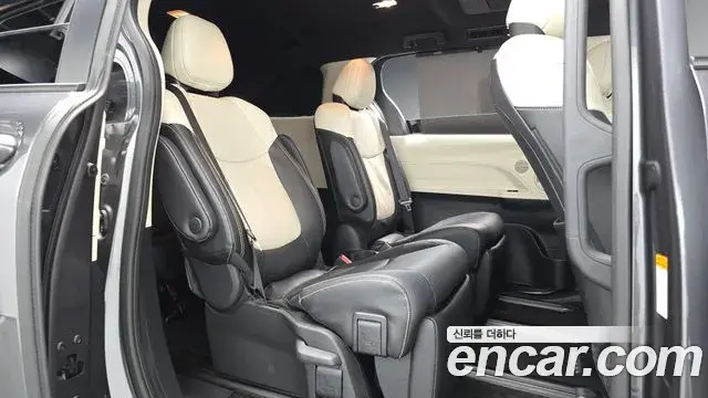 Toyota Sienna 2025 — ფოტო 29/38