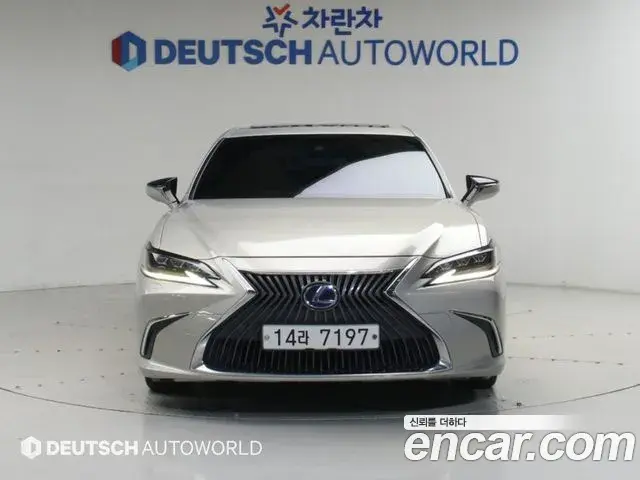 Lexus ES300h 2019 — Photo 2/20