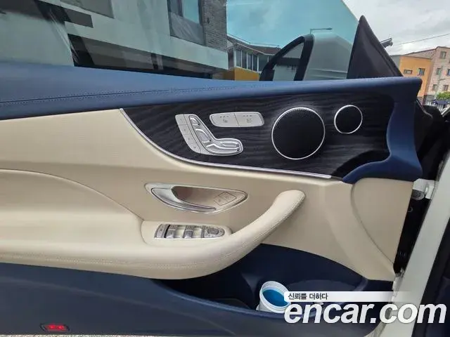 Mercedes-Benz E-Class 2019 — Photo 13/20