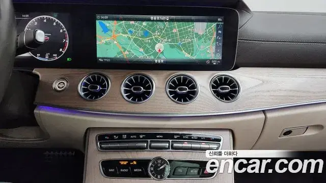 Mercedes-Benz E-Class 2019 — Photo 13/20