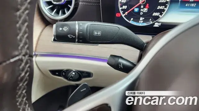 Mercedes-Benz E-Class 2019 — Photo 18/20
