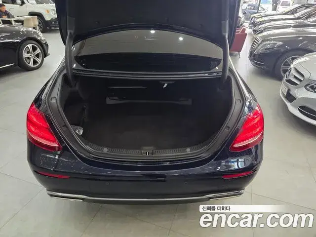 Mercedes-Benz E-Class 2019 — Фото 19/19