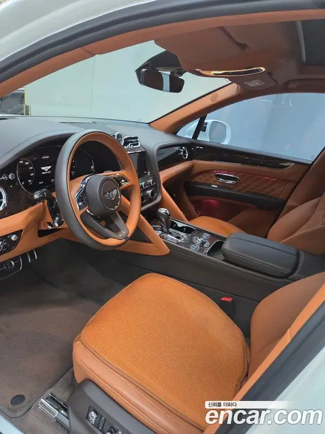 Bentley Bentayga 2021 — ფოტო 1/20