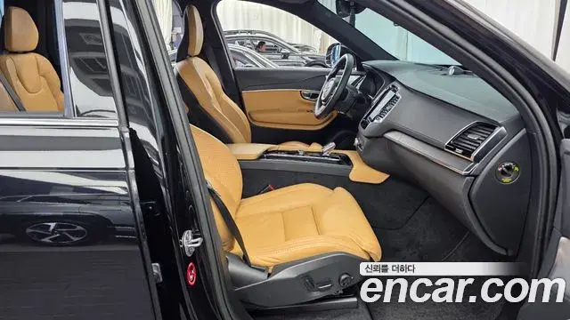 Volvo XC90 2023 — ფოტო 8/32